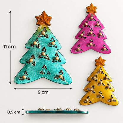 Maßgrafik: Drei Weihnachtsbaum-Magnete aus Metall in Türkis, Pink und Gelb