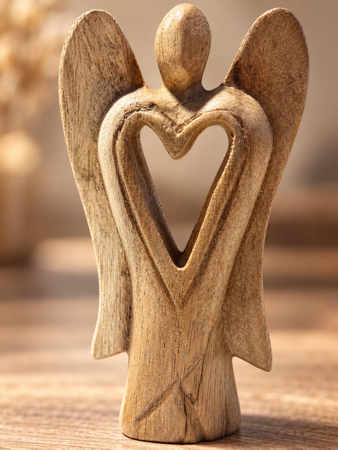 Holzengelfigur mit herzförmiger Aussparung