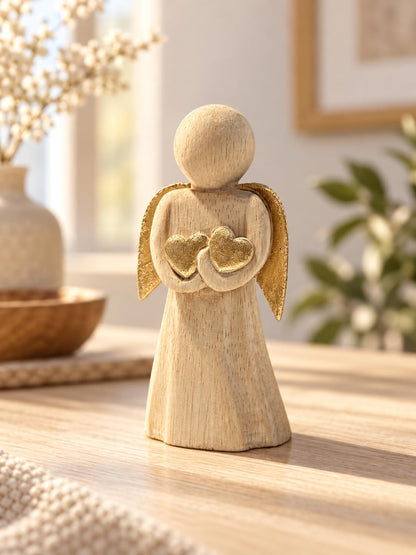 Dekorations- oder Anwendungsbeispiel: Helle Engelfigur aus Holz mit zwei goldfarbenen Herzen und goldfarbenen Flügeln