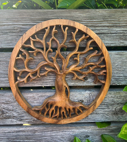 Dekorations- oder Anwendungsbeispiel: Rundes Baum-des-Lebens-Wandbild aus Akazienholz mit fein verzweigten Ästen
