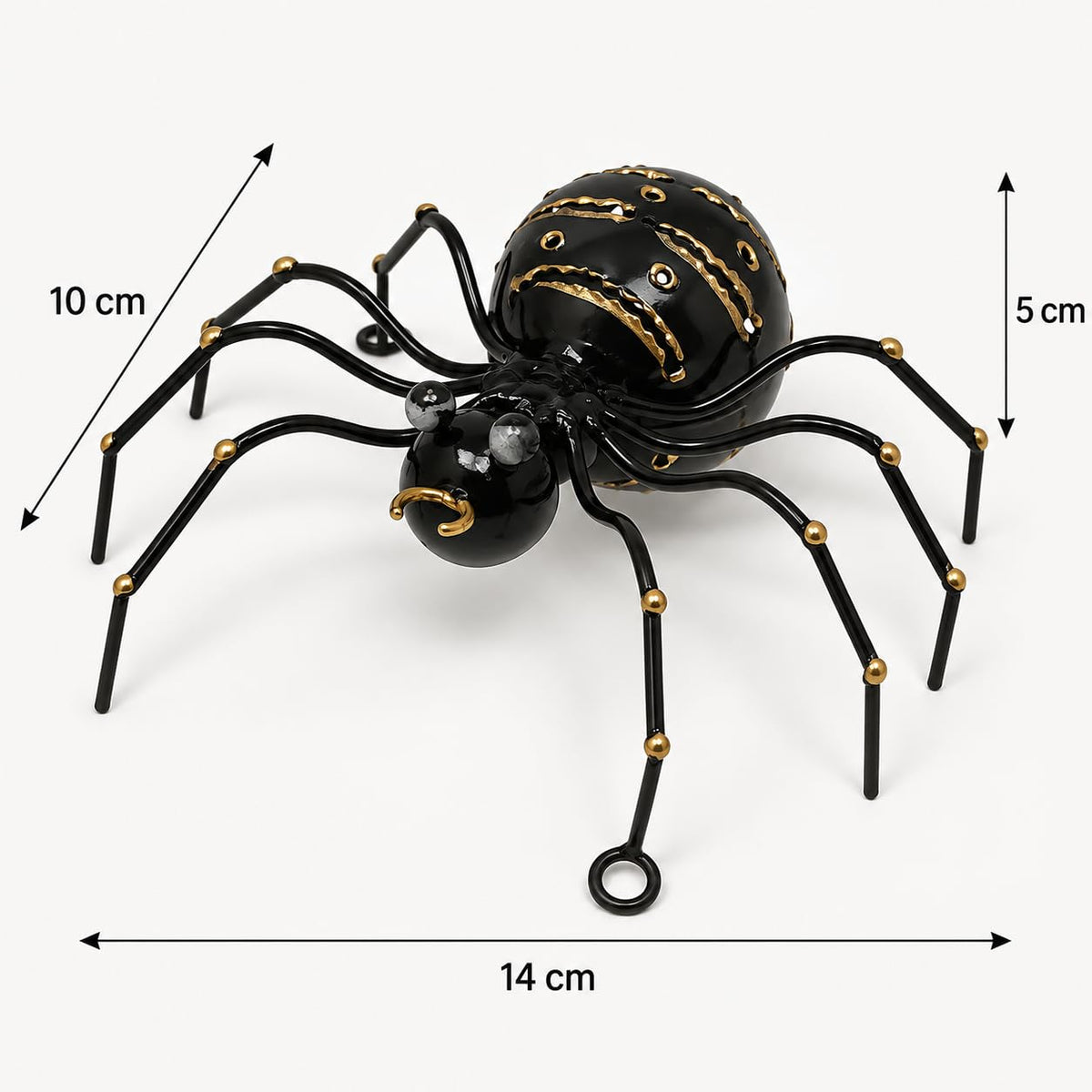 Maßgrafik: Schwarze dekorative Metallspinne mit goldfarbenen Verzierungen