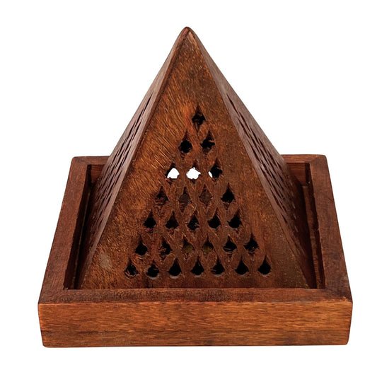 Holz-Räucherpyramide mit kleinen dreieckigen Öffnungen auf quadratischer Unterlage
