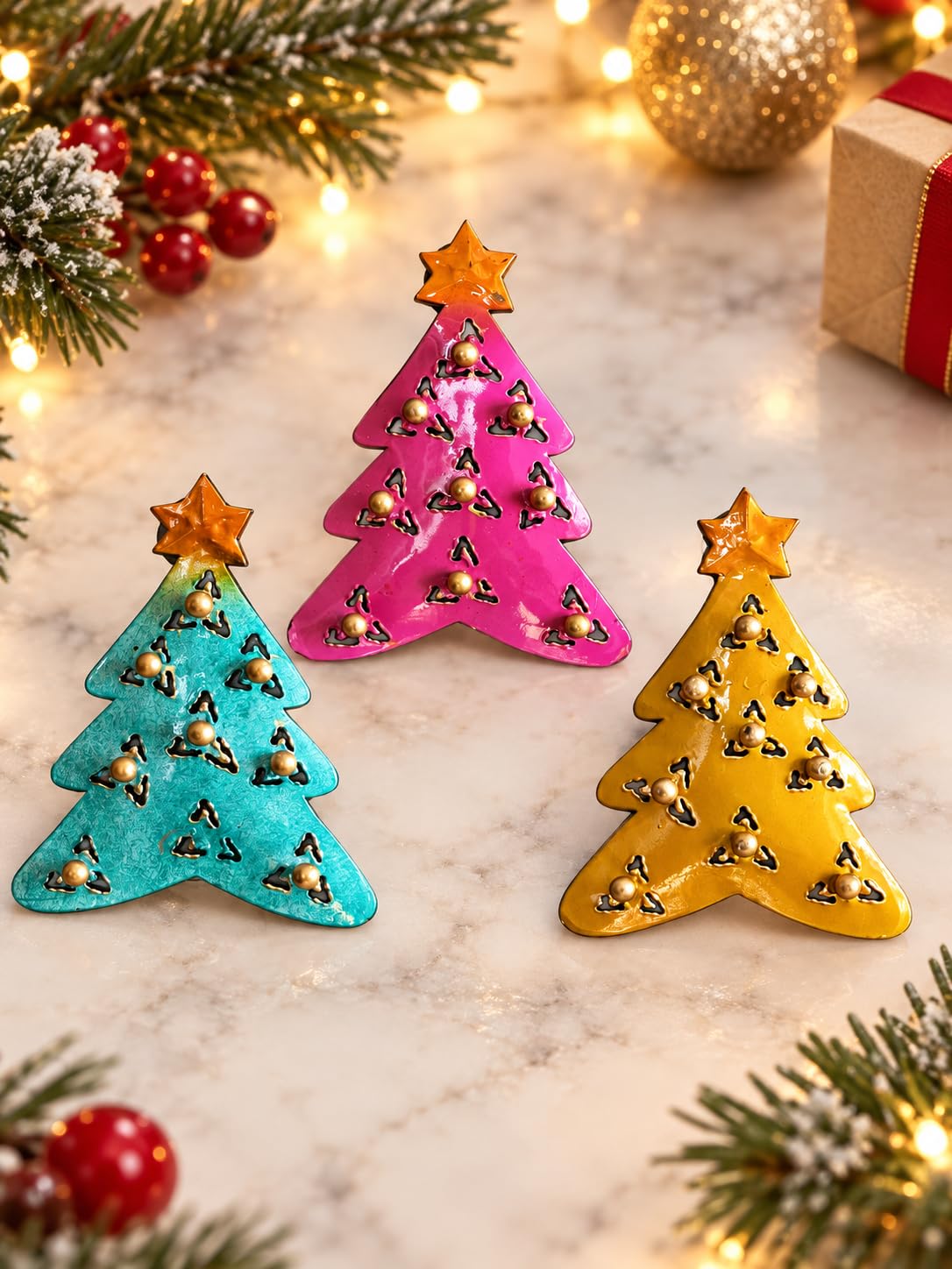 Dekorations- oder Anwendungsbeispiel: Drei Weihnachtsbaum-Magnete aus Metall in Türkis, Pink und Gelb