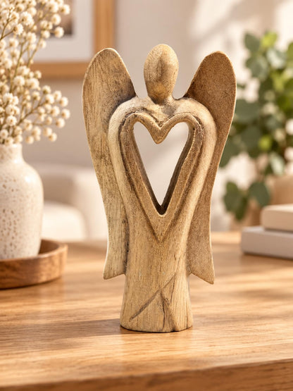 Dekorations- oder Anwendungsbeispiel: Holzengelfigur mit herzförmiger Aussparung