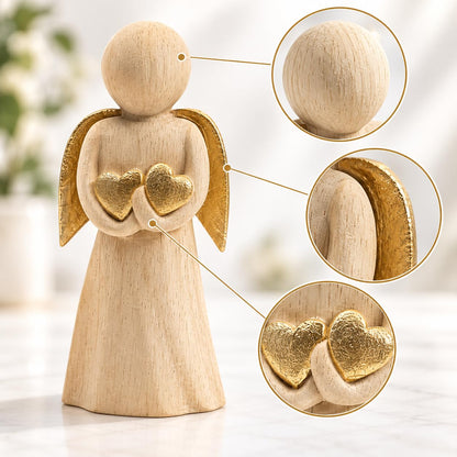 Detailansicht: Helle Engelfigur aus Holz mit zwei goldfarbenen Herzen und goldfarbenen Flügeln