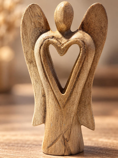 Holzengelfigur mit herzförmiger Aussparung