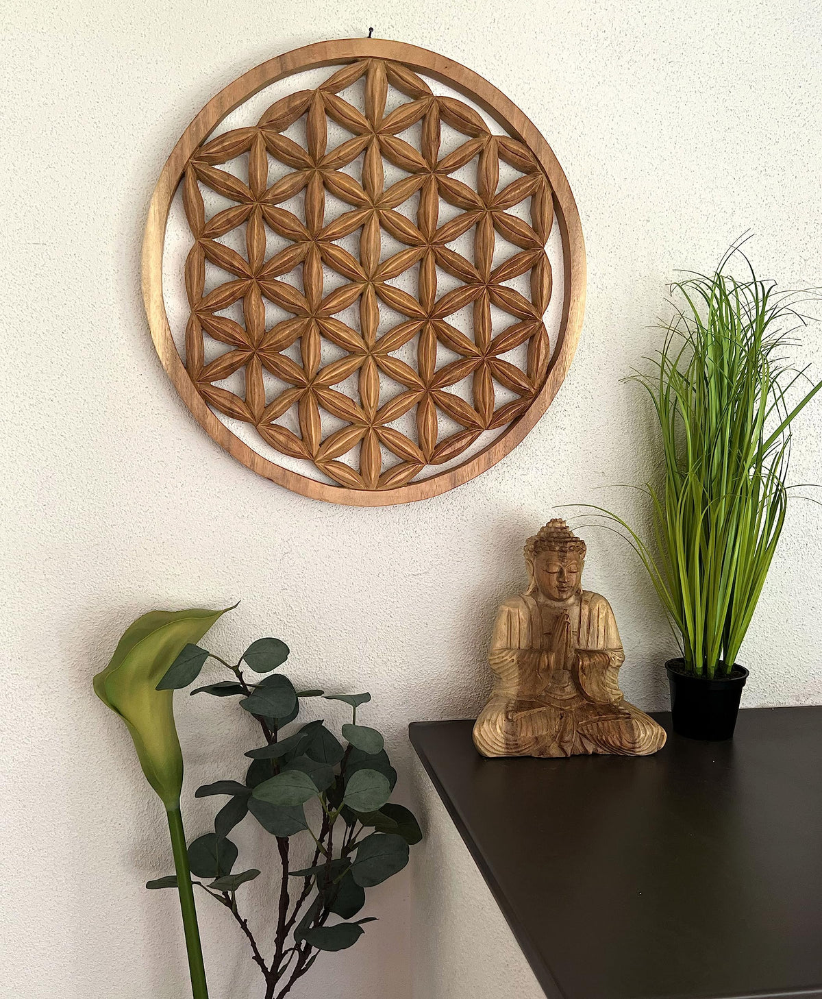 Dekorations- oder Anwendungsbeispiel: Rundes Blume-des-Lebens-Wandbild aus Akazienholz mit geschnitztem geometrischem Muster