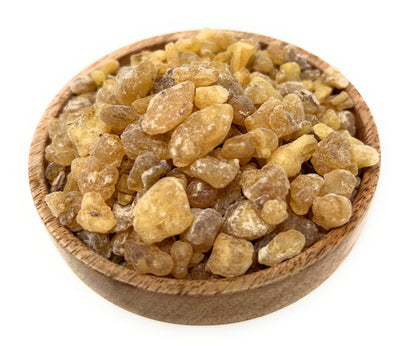 Goldgelbe Boswellia-Serrata-Weihrauchstücke in einer Holzschale
