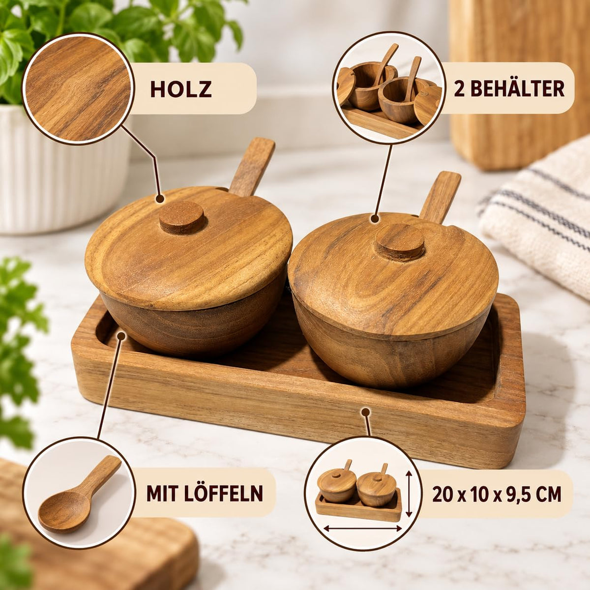 Detailansicht: Zwei runde Teakholz-Gewürzschalen mit Deckeln und Löffeln auf einem Holztablett