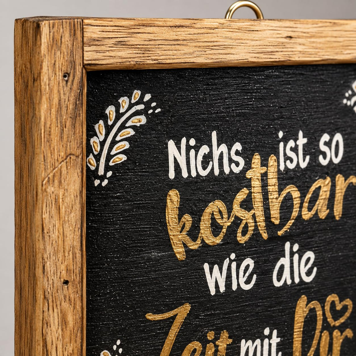 Nahaufnahme des Schriftzugs Nichts ist so kostbar wie die Zeit mit Dir im Holzrahmen
