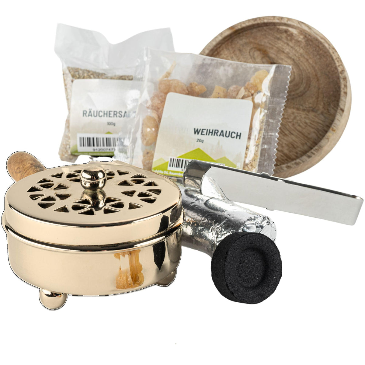 Goldfarbene Räucherpfanne mit Holzgriff neben Räuchersand, Weihrauch, Zange und Kohle