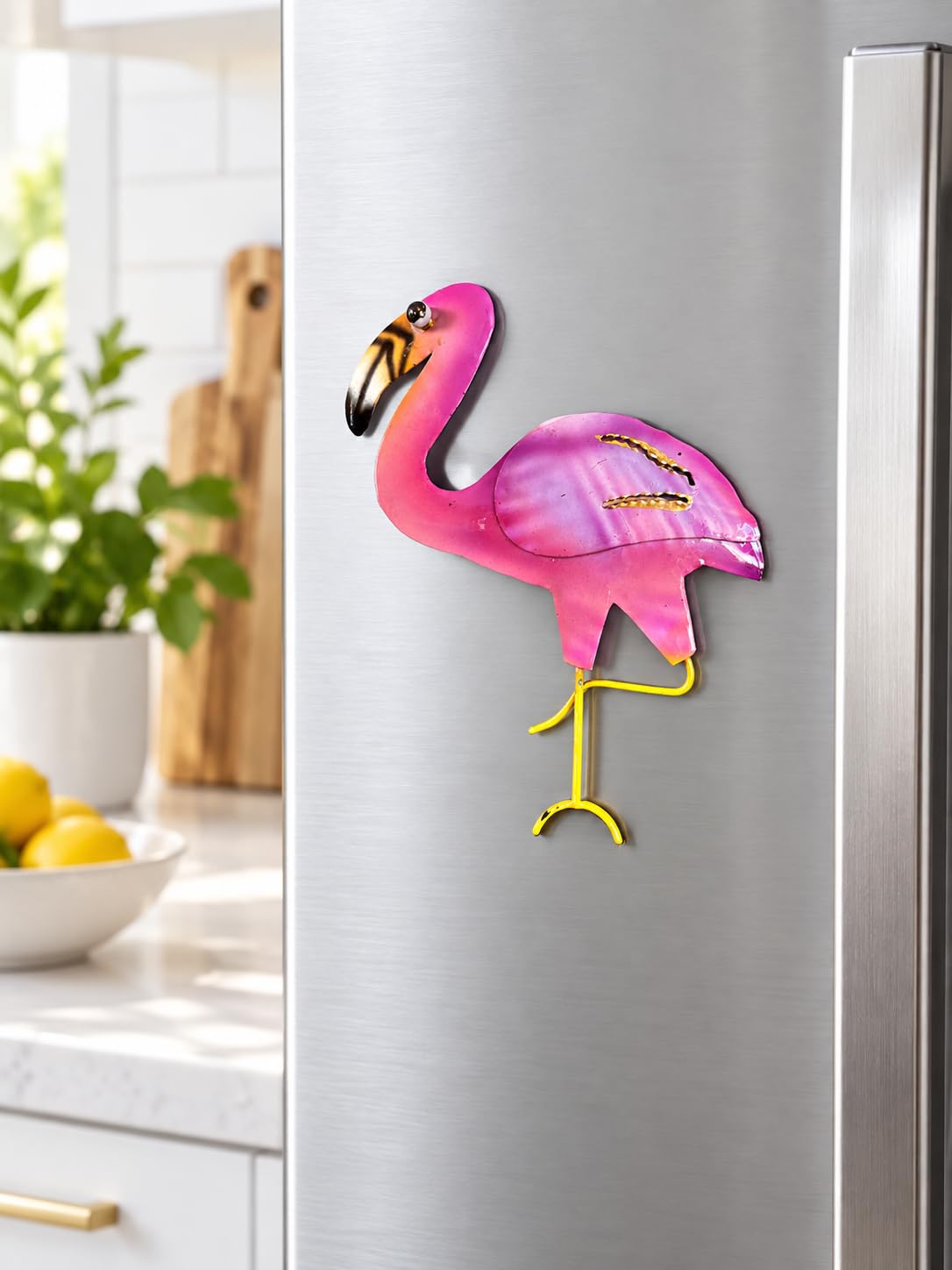 Pinker Flamingomagnet an einer Kühlschranktür