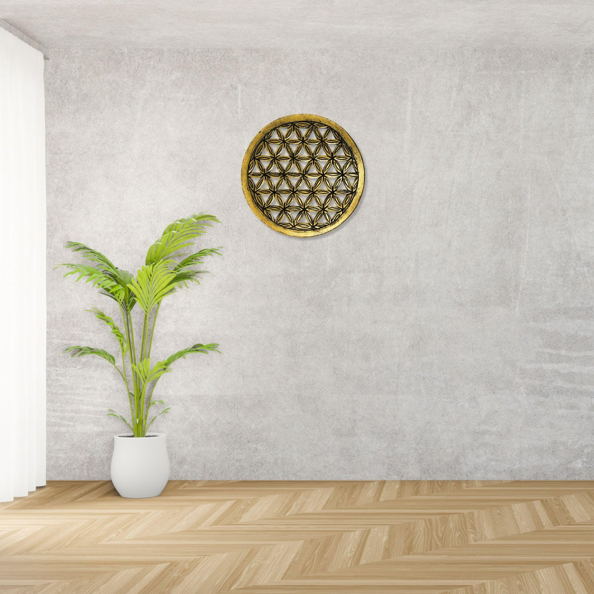 Im Wohnbereich: Goldfarbenes Blume-des-Lebens-Wandbild mit dunklem geometrischem Muster