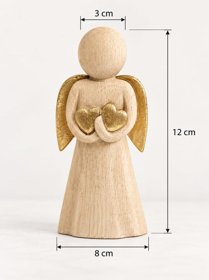 Maßgrafik: Helle Engelfigur aus Holz mit zwei goldfarbenen Herzen und goldfarbenen Flügeln
