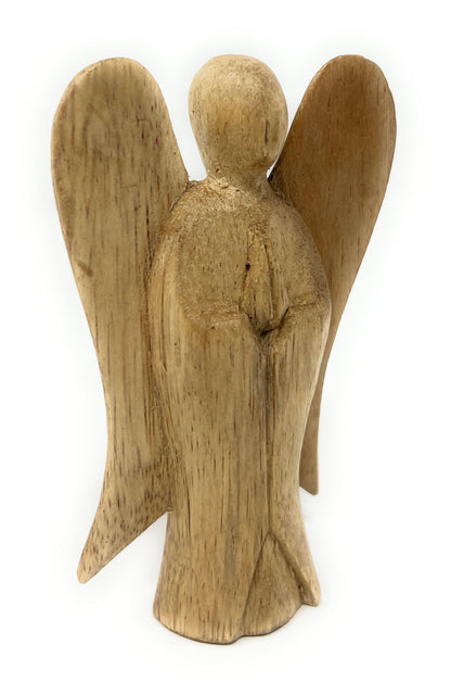 Naturfarbene Holzengelfigur mit Flügeln und gefalteten Händen