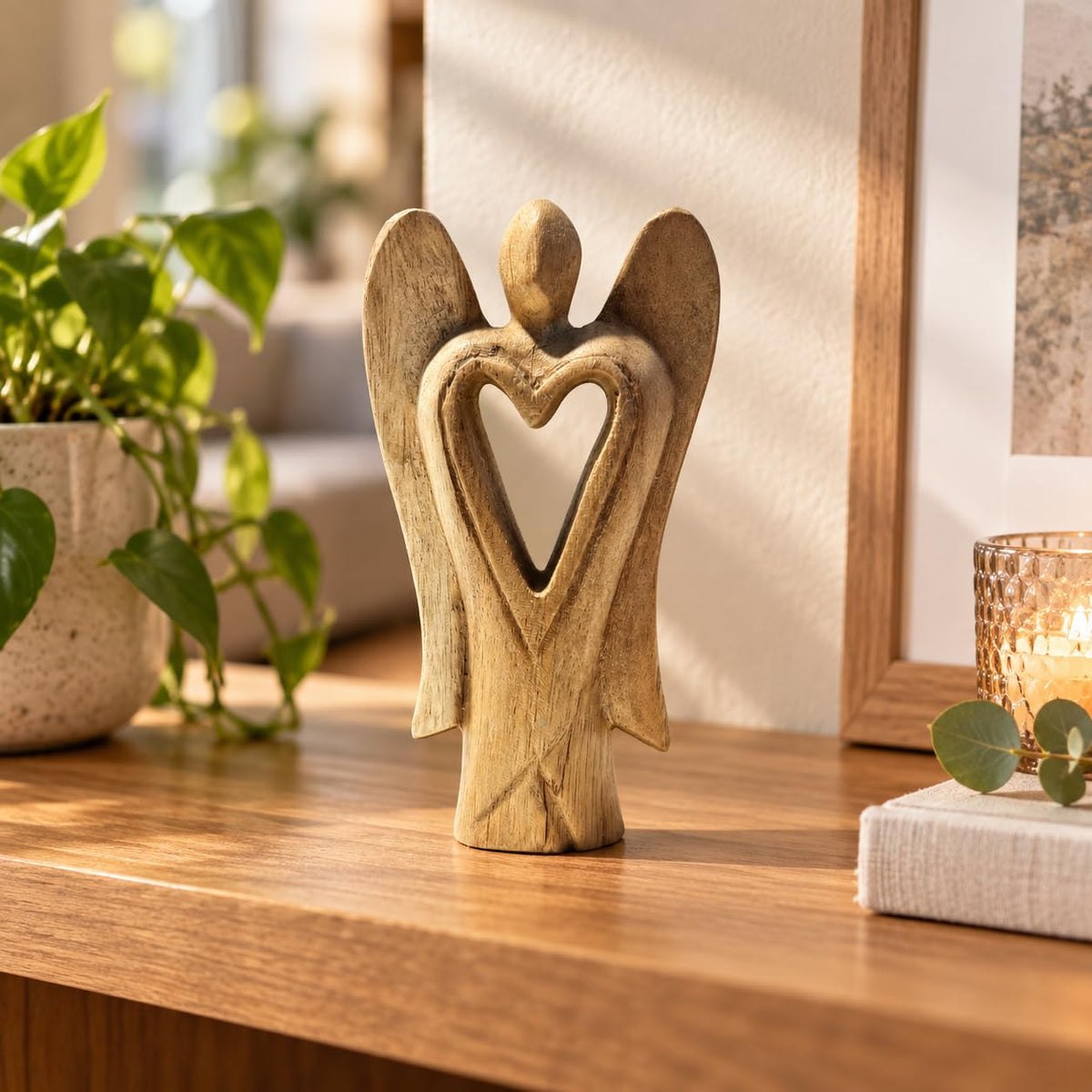 Dekorations- oder Anwendungsbeispiel: Holzengelfigur mit herzförmiger Aussparung