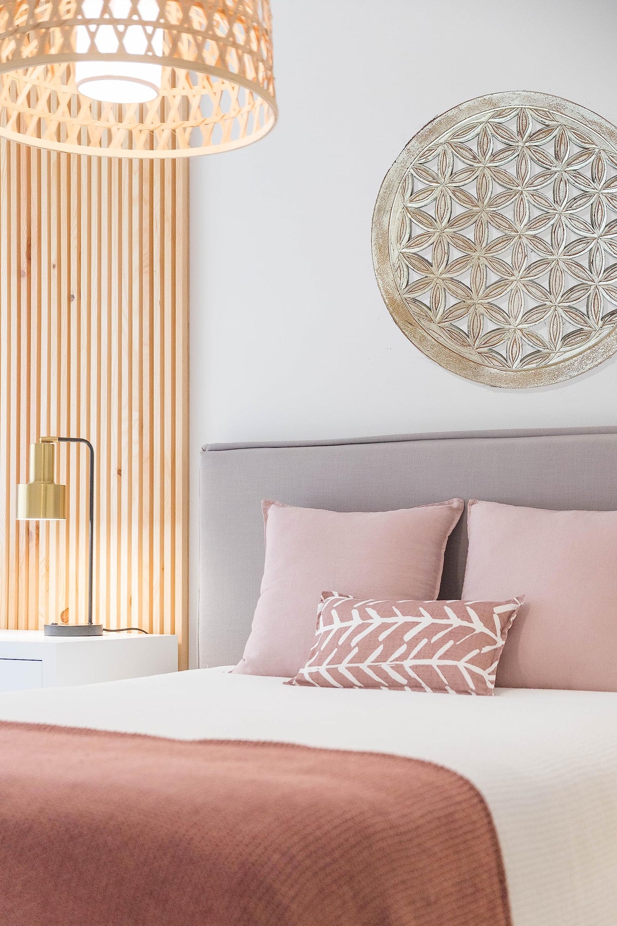 Im Schlafzimmer: Weißes rundes Wandbild mit Blume des Lebens und durchbrochenem Kreismuster