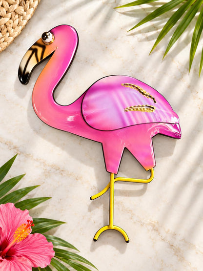 Dekorations- oder Anwendungsbeispiel: Pinker Flamingomagnet aus Metall mit gelben Beinen