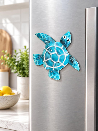 Türkisfarbener Schildkrötenmagnet an einer Kühlschranktür