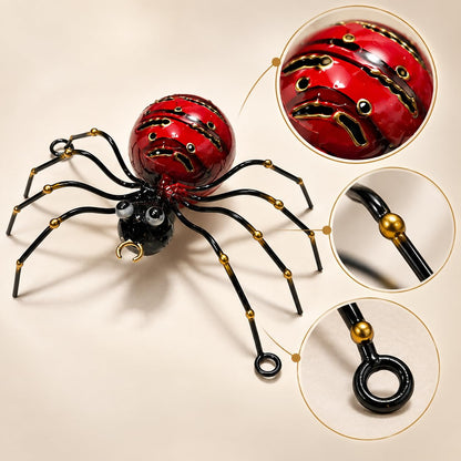Detailansicht: Rote dekorative Metallspinne mit schwarzen Beinen und goldfarbenen Details