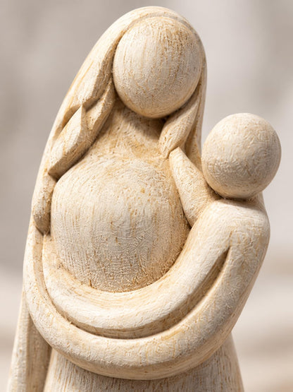 Nahaufnahme von Maria und Kind an einer hellen Holzfigur