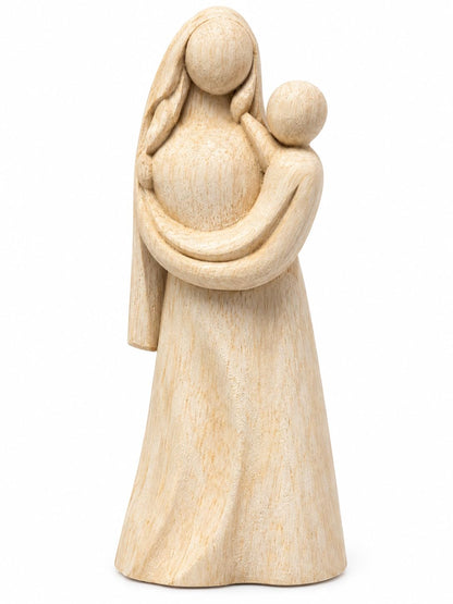 Helle Holzfigur mit Maria und Kind auf dem Arm vor weißem Hintergrund