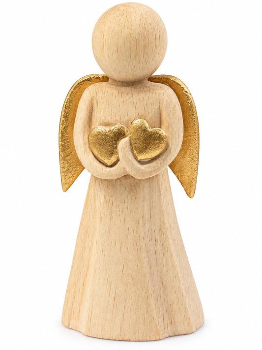 Helle Engelfigur aus Holz mit zwei goldfarbenen Herzen und goldfarbenen Flügeln