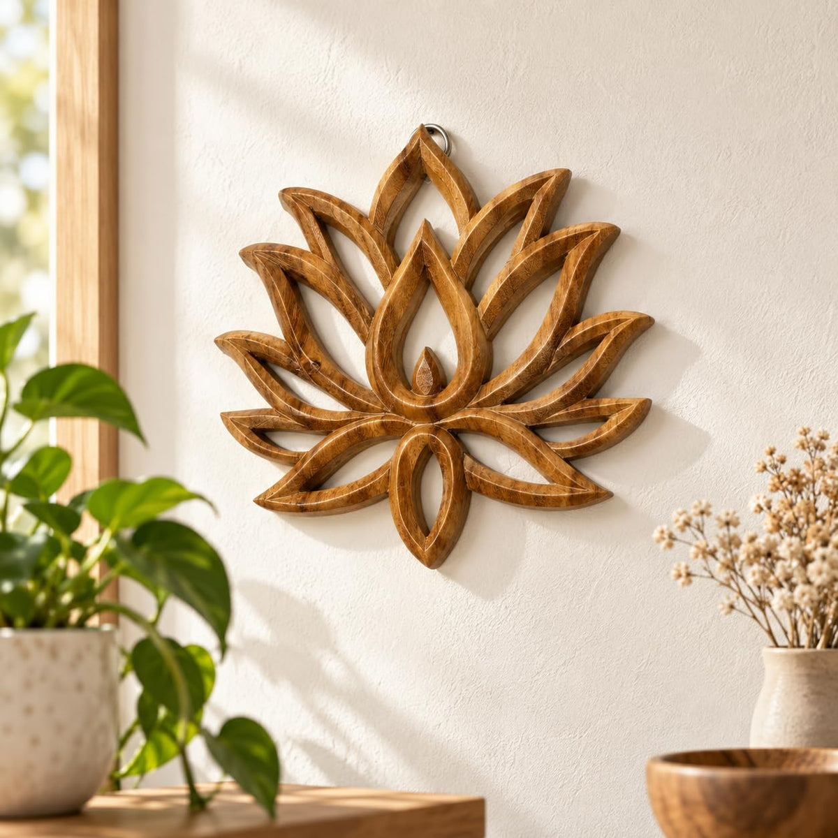 Dekorations- oder Anwendungsbeispiel: Lotusblüten-Wandbild aus Akazienholz mit durchbrochenem Relief
