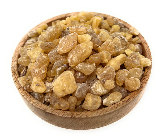 Goldgelbe Boswellia-Serrata-Weihrauchstücke in einer Holzschale