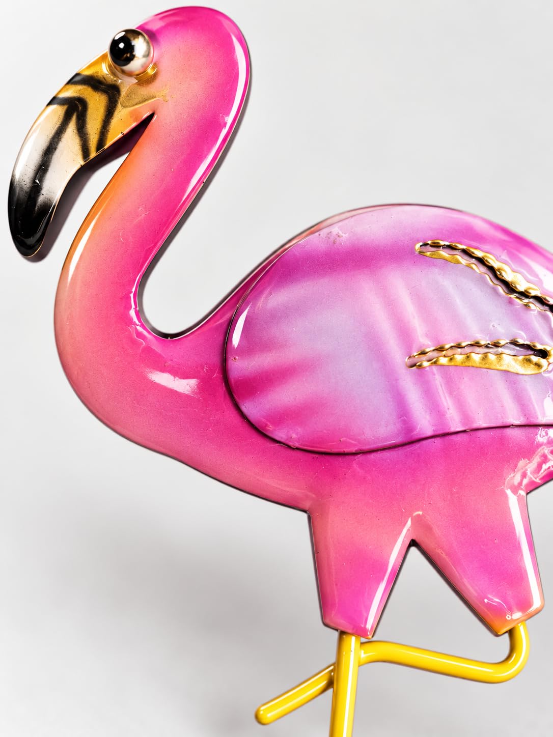 Detailansicht: Pinker Flamingomagnet aus Metall mit gelben Beinen