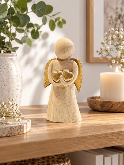 Dekorations- oder Anwendungsbeispiel: Helle Engelfigur aus Holz mit zwei goldfarbenen Herzen und goldfarbenen Flügeln