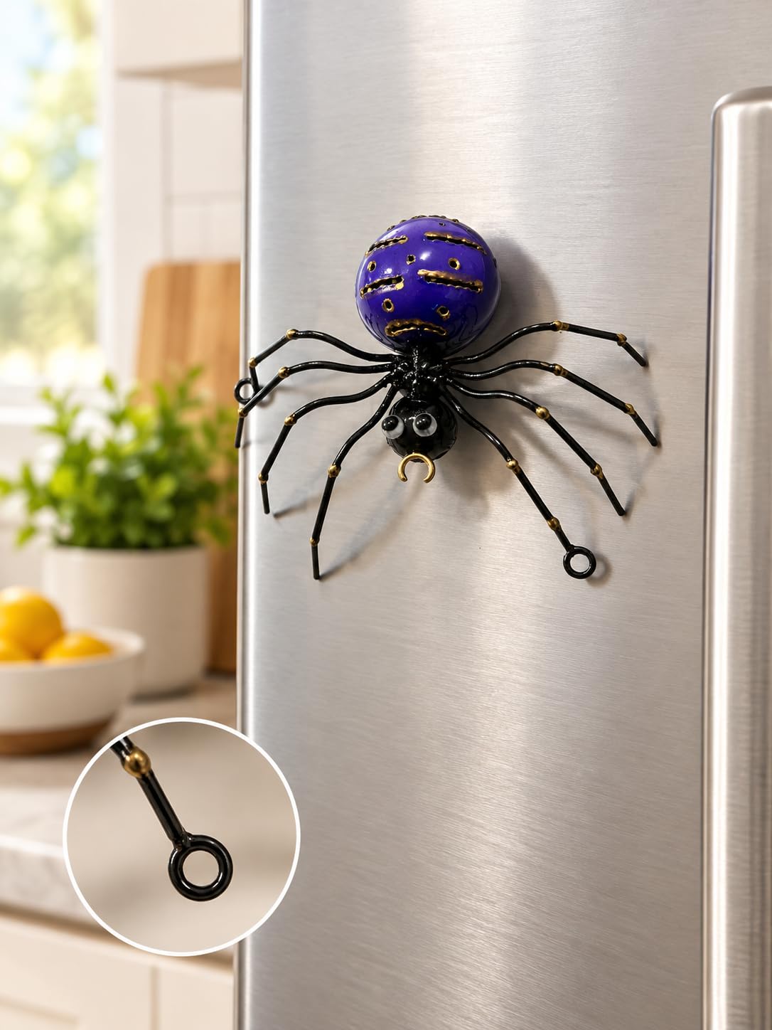 Violette Metallspinne an einer Kühlschranktür