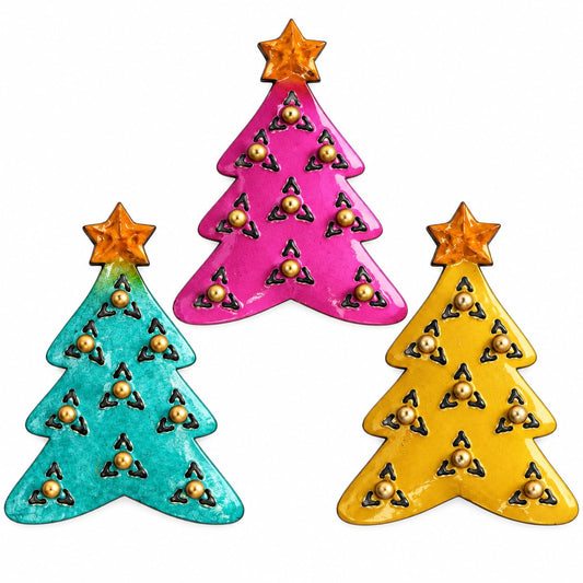 Drei Weihnachtsbaum-Magnete aus Metall in Türkis, Pink und Gelb