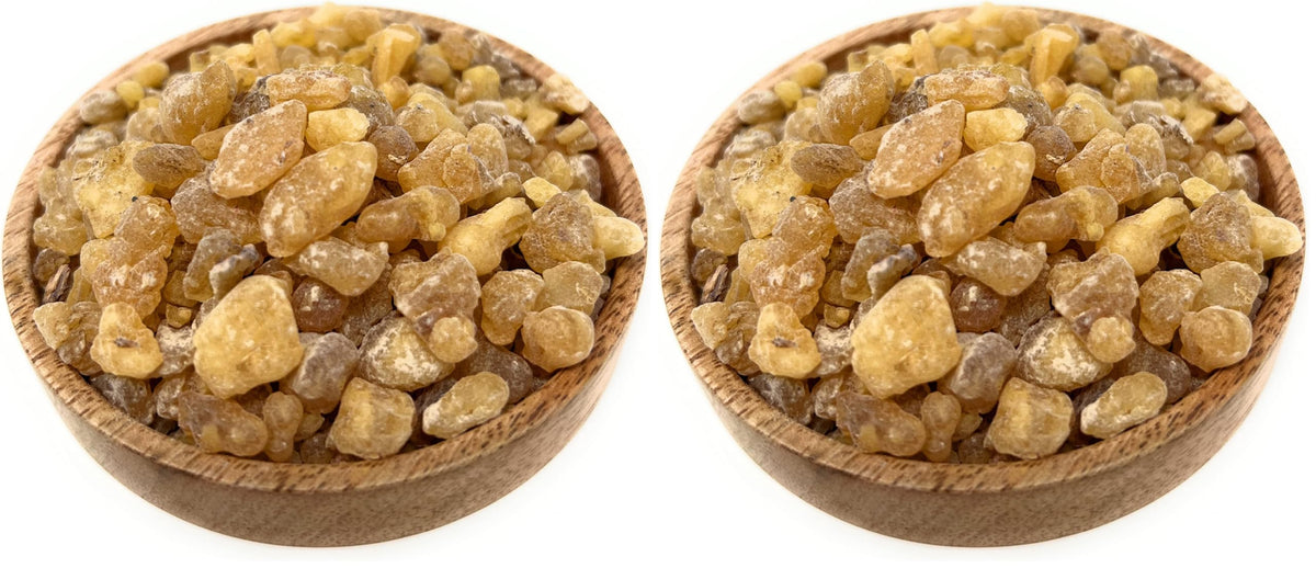Zwei Holzschalen mit goldgelben Weihrauchstücken