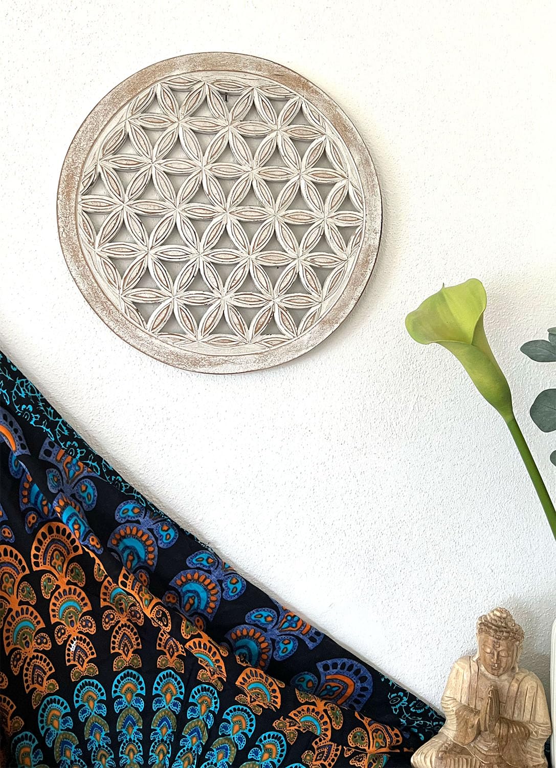 Dekorations- oder Anwendungsbeispiel: Weißes rundes Wandbild mit Blume des Lebens und durchbrochenem Kreismuster