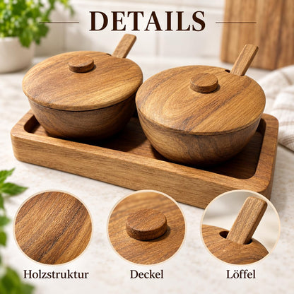 Detailansicht: Zwei runde Teakholz-Gewürzschalen mit Deckeln und Löffeln auf einem Holztablett