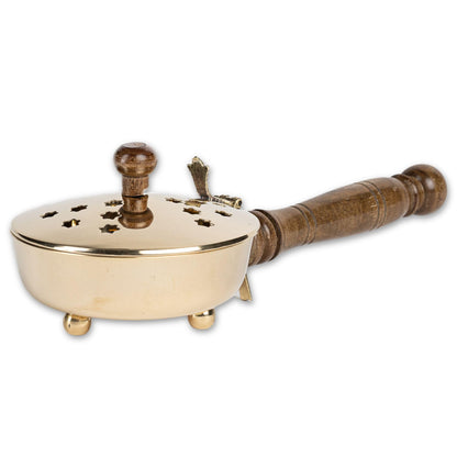 Goldfarbene Räucherpfanne mit Holzgriff und durchbrochenem Deckel