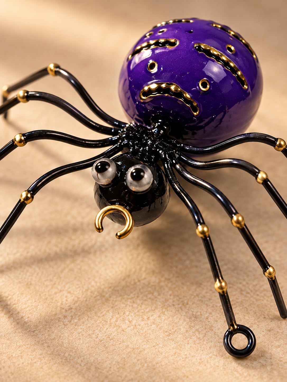 Detailansicht: Violette dekorative Metallspinne mit schwarzen Beinen und goldfarbenen Details