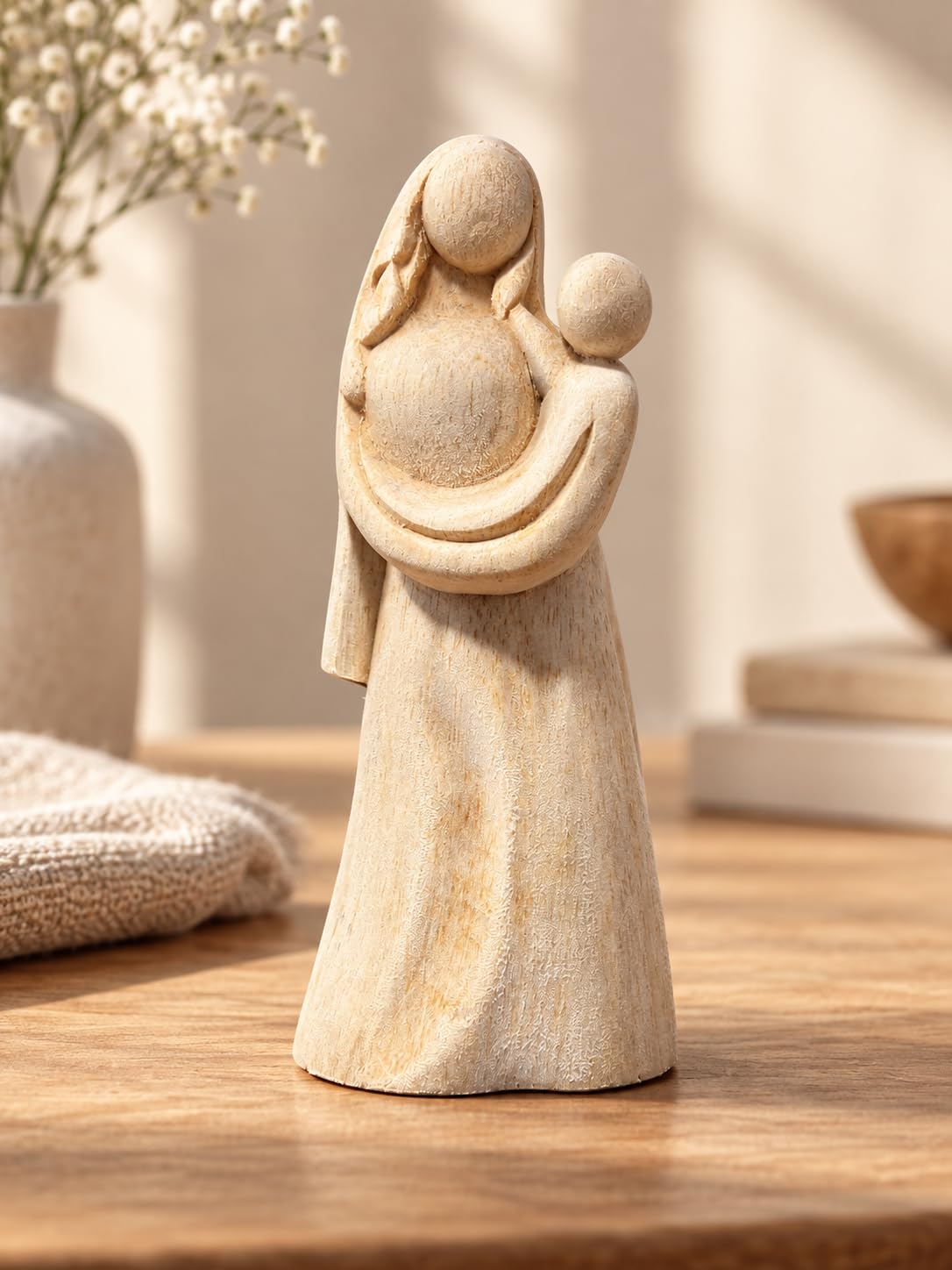 Dekorations- oder Anwendungsbeispiel: Helle Holzfigur mit Maria und einem Kind auf dem Arm