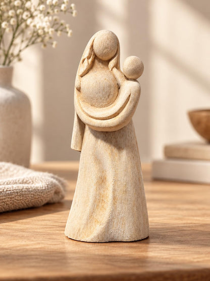Dekorations- oder Anwendungsbeispiel: Helle Holzfigur mit Maria und einem Kind auf dem Arm